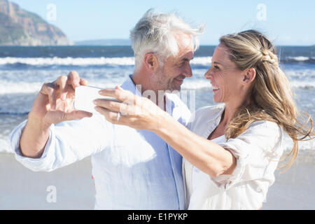 Couple marié à la plage ensemble en prenant un selfies Banque D'Images