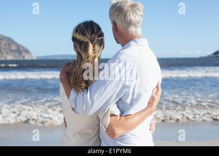 Couple sur la plage face à la mer Banque D'Images