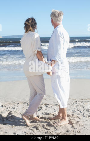 Couple sur la plage face à la mer holding hands Banque D'Images