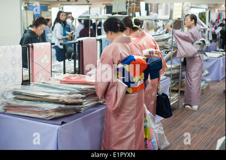 Tokyo, Japon 2014 - quartier de Ginza, boutique de kimonos et tissus. Banque D'Images