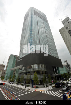 Tokyo, Japon. 9 juin, 2014. Toranomon Hills, un nouveau gratte-ciel de 52 étages, domine le quartier au cœur du quartier des affaires de Tokyo de Toranomon, lundi le 9 juin 2014. Les 247 mètres de haut, le deuxième plus haut bâtiment de la capitale nationale construite sur la route qui relie les principales installations de l'Olympiques de Tokyo en 2020, s'ouvrira le 11 juin. Le nouveau complexe abrite des bureaux sur la sixième pour le 35ème étage avec 164 chambres et 172 unités d'habitation au-dessus les étages de bureaux. © Natsuki Sakai/AFLO/Alamy Live News Banque D'Images