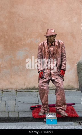 Artiste de rue à glum - peut-être les temps sont durs. La statue. Ici il est à Pise, Italie. Banque D'Images