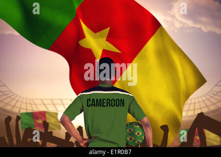 Image composite du Cameroun football player holding ball Banque D'Images