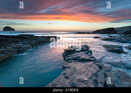 Trebarwith Strand au coucher du soleil une plage rocheuse en Cornouailles du nord Banque D'Images