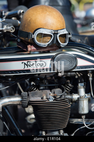 Casque et lunettes Vintage Vintage sur une moto Norton à la VMCC Banbury Exécuter. Banbury, Oxfordshire, Angleterre Banque D'Images
