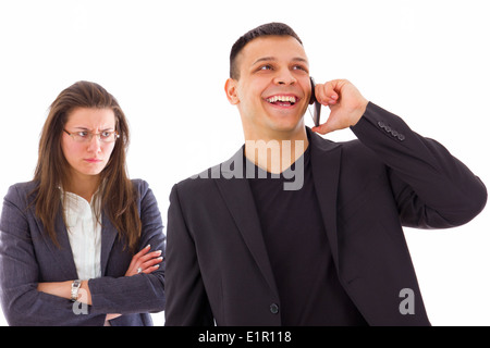 Femme jalouse colère soupçonner sur l'infidélité alors que son homme est au téléphone Banque D'Images