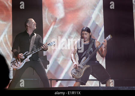 Nuerburg, Allemagne. Le 08 juin, 2014. Chanteur James Hetfield (L) et le bassiste Robert Trujillo du groupe de heavy metal Metallica nous produire sur scène lors de la "Rock am Ring" festival de musique au Nuerburgring près de Nuerburg, Allemagne, 08 juin 2014. Le festvial fête sa 29e édition en 2014 avant d'fermer les portes pour toujours. PHOTO : THOMAS FREY/dpa/Alamy Live News Banque D'Images