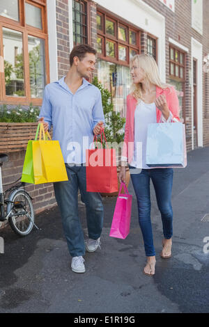 Jeune couple élégant walking with shopping bags Banque D'Images