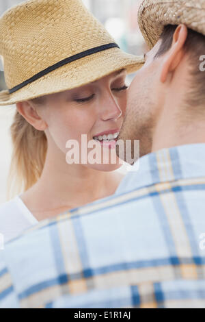 Jeune couple sur le point de baiser de la hanche Banque D'Images