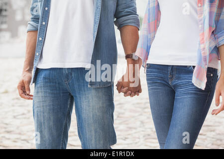 Hip young couple holding hands Banque D'Images