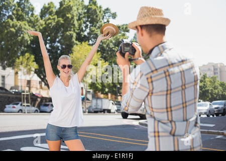 Très jolie jeune posant pour son petit ami Banque D'Images