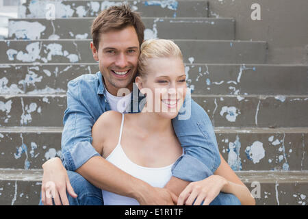 Hip young couple sitting on steps Banque D'Images