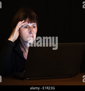 Souligné femme plus âgée, étudiant adulte, travailleur. Banque D'Images