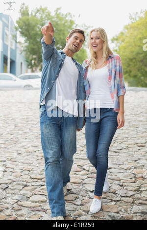 Hip young couple holding hands Banque D'Images