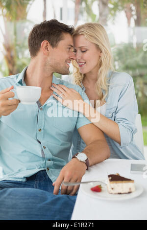 Hip young couple et café concert du désert Banque D'Images