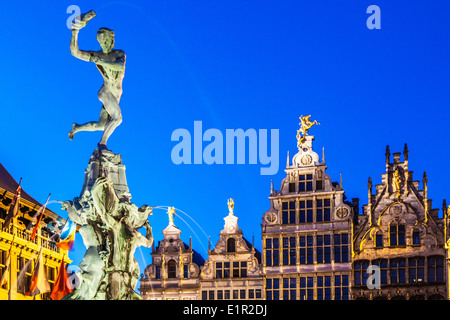 Brabo fontaine et maisons de la guilde médiévale Grote Martk, place principale d'Anvers, Belgique la nuit Banque D'Images