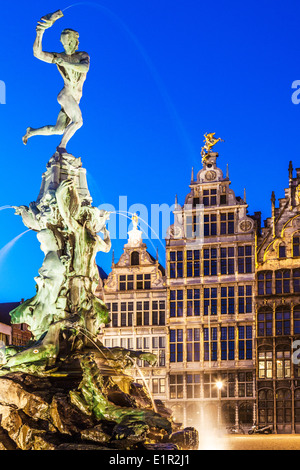 Brabo fontaine et maisons de la guilde médiévale Grote Martk, place principale d'Anvers, Belgique la nuit Banque D'Images