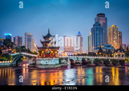 Guiyang, Chine à l'horizon sur le pavillon de Jiaxiu 85 Rivière. Banque D'Images