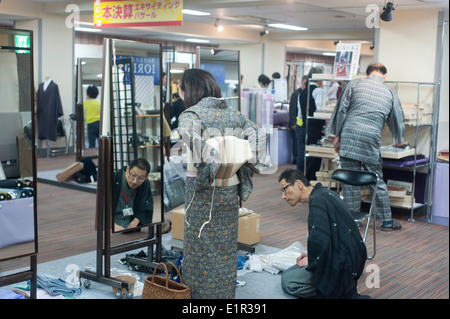 Tokyo, Japon 2014 - quartier de Ginza, boutique de kimonos et tissus. Banque D'Images