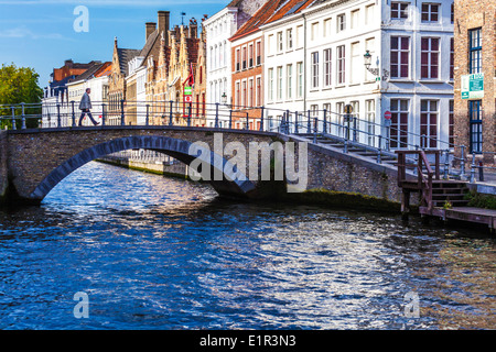 Un homme marche sur la passerelle de l'autre côté du fleuve Annarei Canal de Bruges, Brugge, Belgique() Banque D'Images