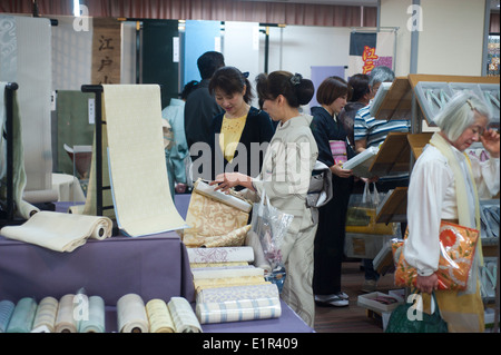 Tokyo, Japon 2014 - quartier de Ginza, boutique de kimonos et tissus. Banque D'Images