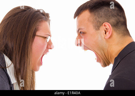 Jeune couple combats et hurler sur face à face Banque D'Images