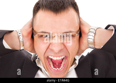 L'homme furieux avec des lunettes hurlant tenant les mains sur ses oreilles Banque D'Images