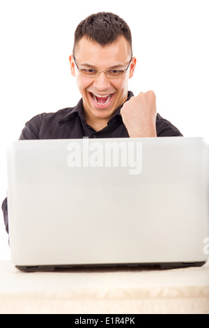 Casual man réussie en shirt looking at laptop Banque D'Images