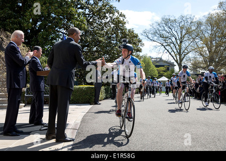 Le président américain Barack Obama, le Vice-président Joe Biden et Anciens Combattants Secrétaire Eric K. Shinseki accueillent les participants au cours de la Wounded Warrior Project Soldat Ride sur la pelouse Sud de la Maison Blanche le 17 avril 2014 à Washington, DC. Banque D'Images