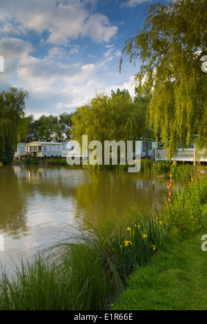 Maison de vacances caravanes autour d'un étang à Park Resorts administré Southview Leisure Park, Skegness, dans le Lincolnshire. Juin 2014. Banque D'Images