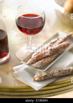 Mini saucisses séchées avec un verre de vin rouge Banque D'Images