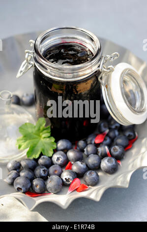 Confiture de bleuets et de l'huile de géranium Banque D'Images