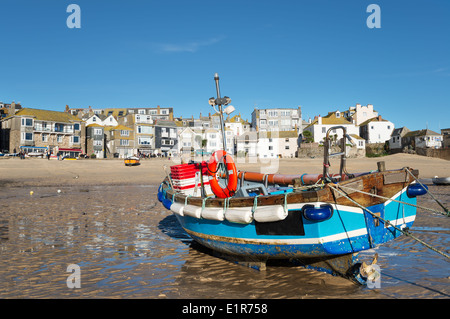 Bateau de pêche sur la plage à St Ives en Cornouailles Banque D'Images