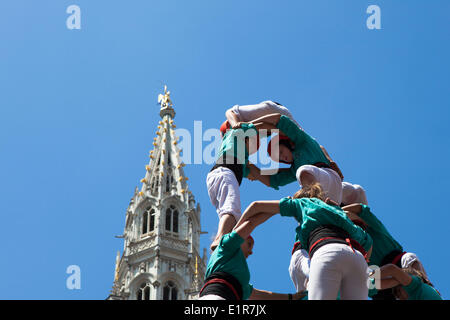 Bruxelles, Belgique. 8 juin, 2014. Castellers de Vilafranca construire un Castell, ou des droits traditionnels, tour à la Grand Place, Bruxelles, le 8 juin 2014, dans le cadre d'une journée ou d'actions dans l'ensemble de l'Europe appelant à l'indépendance catalane de l'Espagne. Un référendum sur la question de est appelée pour le 9 novembre 2014, mais est bloquée par le gouvernement espagnol. Des événements similaires ont été castell aidant à Berlin, Genève, Lisbonne, Londres, Paris, Rome et Barcelone. Credit : deadlyphoto.com/Alamy Live News Banque D'Images