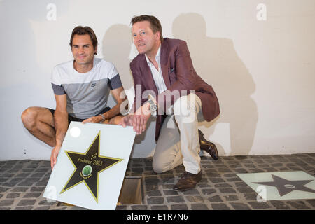 Westfalen (Allemagne). 09Th Juin, 2014. Roger Federer, joueur de tennis de Suisse obtient son 6e étoile sur le walk of fame en face de l'Gerry-Weber-Stadion, Cologne, Allemagne le 09.06.2014. Il l'a reçu pour gagner son 6ème titre à Halle en 2013. Photo : Bernd Buelhoff Buelhoff International-Sport / Bernd /-Crédit Photos : Janine Lang/Alamy Live News Banque D'Images