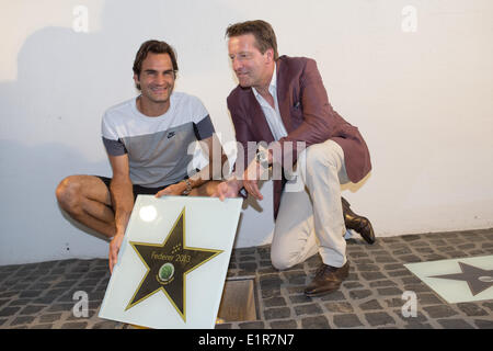 Westfalen (Allemagne). 09Th Juin, 2014. Roger Federer, joueur de tennis de Suisse obtient son 6e étoile sur le walk of fame en face de l'Gerry-Weber-Stadion, Cologne, Allemagne le 09.06.2014. Il l'a reçu pour gagner son 6ème titre à Halle en 2013. Photo : Bernd Buelhoff Buelhoff International-Sport / Bernd /-Crédit Photos : Janine Lang/Alamy Live News Banque D'Images