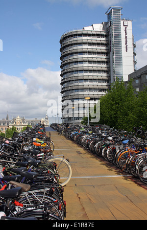 Multi-niveau d'Amsterdam Centraal Station bike park Banque D'Images