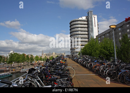 Multi-niveau d'Amsterdam Centraal Station bike park Banque D'Images