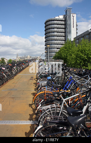 Multi-niveau d'Amsterdam Centraal Station bike park Banque D'Images