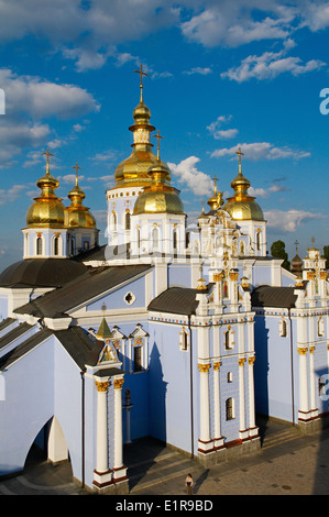 L'Ukraine, Kiev, Monastère St Michael et dômes dorés Banque D'Images