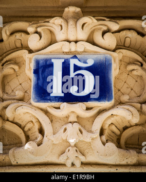 Numéro de l'adresse au-dessus de la porte avant pour home, Paris France Banque D'Images