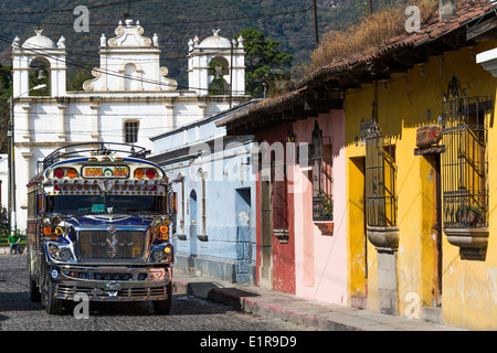 Un typique "L' autobus voyageant entre Antigua et Guatemala City Banque D'Images