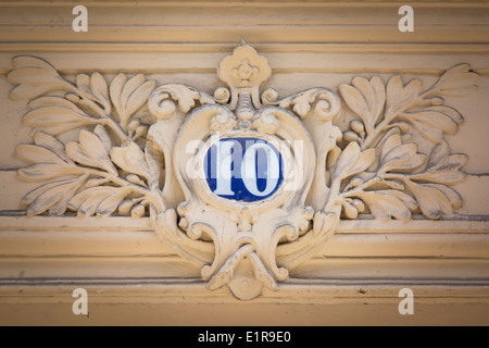 Numéro de l'adresse au-dessus de la porte avant pour home, Paris France Banque D'Images
