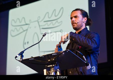 Illustrator Oliver Jeffers parle de son travail à Hay Festival 2014 ©Jeff Morgan Banque D'Images
