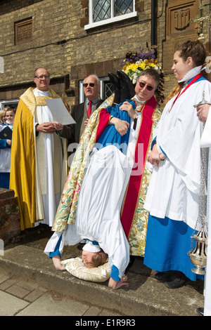 Connu sous le nom de Wilkes à pied cette ancienne tradition a été effectuée à Leighton Buzzard, Bedfordshire, depuis le 17ème siècle. Banque D'Images