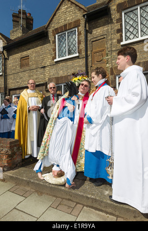 Connu sous le nom de Wilkes à pied cette ancienne tradition a été effectuée à Leighton Buzzard, Bedfordshire, depuis le 17ème siècle. Banque D'Images