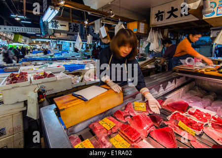 Le marché aux poissons de Tsukiji, Tokyo, Japon Banque D'Images