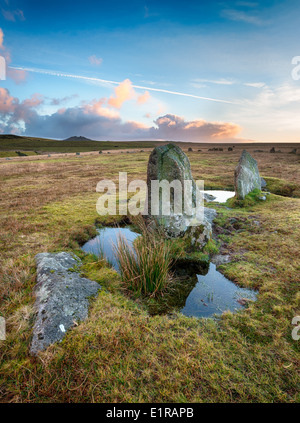 Le cercle de pierre Stannon au coeur de Bodmin Moor en Cornouailles avec Roughtor au loin. Banque D'Images