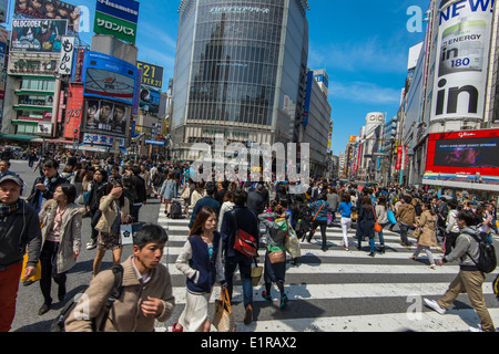 Les piétons qui traversent la rue au croisement de Shibuya, Tokyo, Japon Banque D'Images