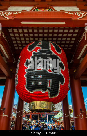 Lanterne de papier à Kaminarimon Gate, le Temple Senso-ji, district d'Asakusa, Tokyo, Japon Banque D'Images